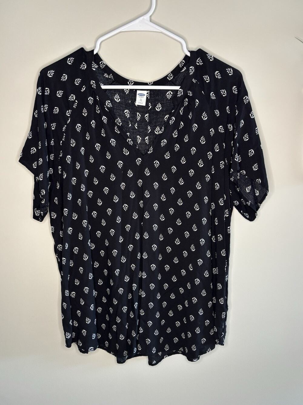 Old Navy Women’s Black & White Geometric V Neck Puff Short Sleeve Blouse XL